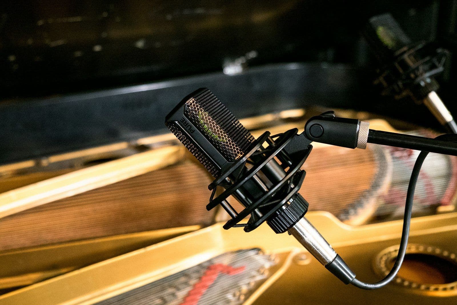 [syncsoft-auto][src:unsplash|id:kzbvhLjxygs] Studio microphone on wooden table — representing multilingual Mandarin and Cantonese speech data annotation pipelines for overseas Chinese voice AI agents